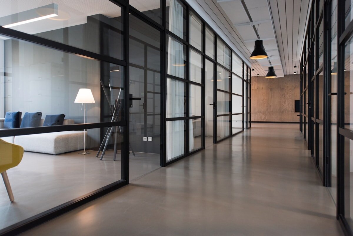 Interior moderno y profesional de Estudio Marez